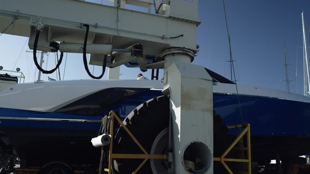 Portalkran transportiert Yacht - Gantry crane transports yacht