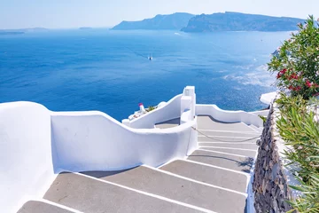 Stof per meter Traditionele smalle straat met trappen die leiden naar de zee in het dorp Oia, het eiland Santorini, Griekenland. Prachtig zomers landschap, uitzicht op zee © MarinadeArt