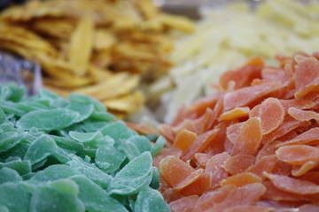 Bunte getrocknete, kandierte Früchte wie Orange, Apfel, Ingwer
