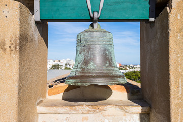 Glocke im Turm der Kirche Santa Maria in Faro, Portugal