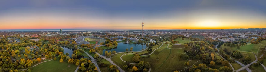 Beeindruckender Gesamtblick über München bei Sonnenuntergang mit dem Olympiapark. © allessuper_1979