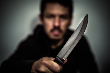 Aggressiver Messerstecher / Mann mit Messer - Küchenmesser