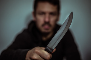 Aggressiver Messerstecher / Mann mit Messer - Küchenmesser