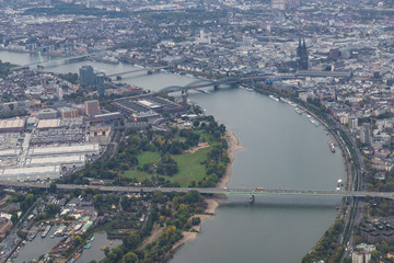Obraz premium Luftbild Kölner Innenstadt mit Rhein und Dom