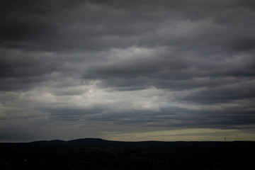 Obraz premium gloomy cloudy skyline over hills