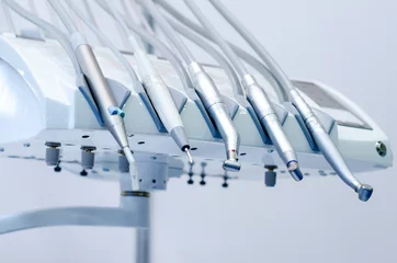 Foto op Plexiglas Tandarts Tandartspraktijk, tandarts medische instrumenten. Tandarts hulpmiddelen.