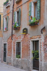 Fototapeta na wymiar Residential courtyard in Venice, window decorations for children, basketball net