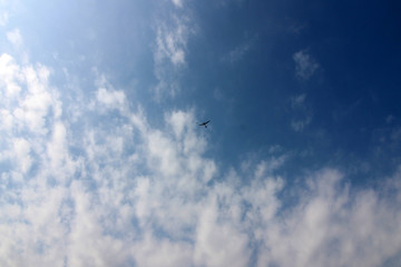Blauer mit vielen Wolken und einem Flugzeug / Segelflugzeug