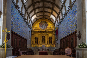 Obraz premium Main altar of Faro Cathedral (Sé Catedral) with walls finely decorated by azulejos tiles, Algarve, Portugal