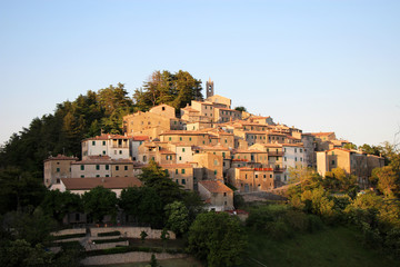 Fototapeta na wymiar Die Maremma in der Toscana – Blick auf ein altes kleines Dorf namens Gerfalco