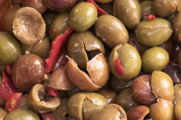Homemade split and boneless olives, homemade, dressed in the traditional style of southern Córdoba with garlic, dried red peppers, oregano, salt and vinegar