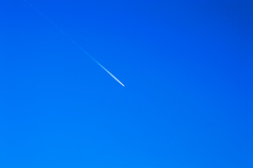 Estela de avión sobre el cielo azul / Airplane wake over blue sky