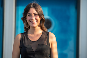 Giovane modella ritratto con sorriso 