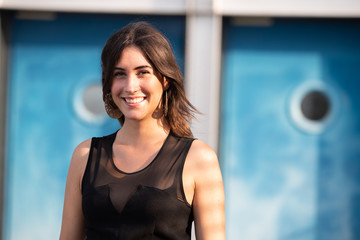Giovane modella ritratto con sorriso 