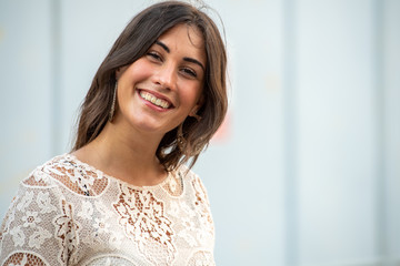 Modella abito estivo grande sorriso
