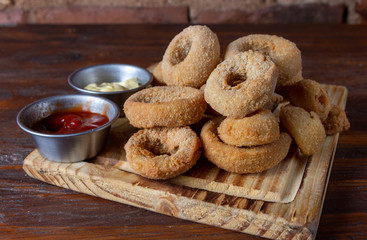 aros de cebolla con salsas