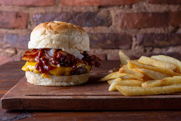 hamburguesa con cheddar y barbacoa