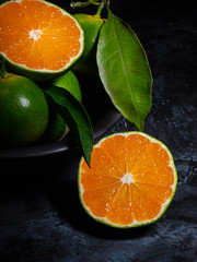 Succoso mandarino miyagawa tagliato su sfondo nero