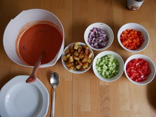 Gazpacho in Schüsseln mit Gemüsezutaten