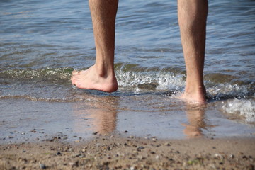 Mann geht am Strand spazieren 