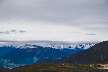 Obraz premium Blick auf die Berge