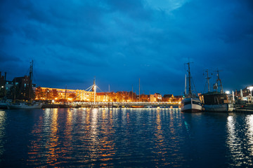 Fototapeta premium Museumshafen in Greifswald und Ryck am Abend