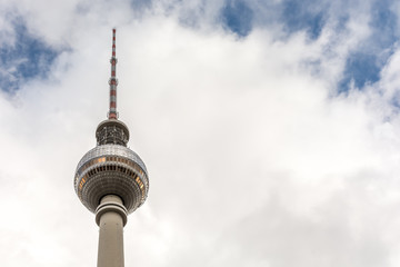 Berliner Fernsehturm vor wolkigem Himmel mit Textfreiraum © Ralf Geithe