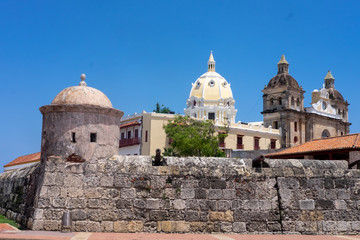 Las murallas de Cartagena  de India Colombia y iglesias de construcción colonial