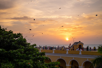 Festival de cometas en un atardecer en las murallas  Cartagena Colombia