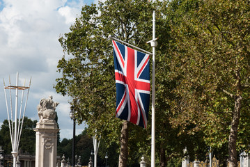 Flaga Wielkiej Brytanii na maszcie.  - obrazy, fototapety, plakaty