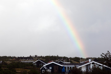 Regenbogen über Ferienhausanlage in Dänemark