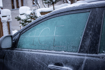 Obraz premium Frozen black car side window with ICE text