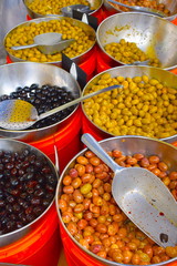 Mediterranean marinated olives in bowls to taste and buy on the local southern French market. Organic green, brown and black olives available. 