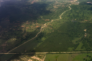 Vista de una carretera que cruza las montañas hasta un pequeño pueblo