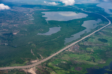 Río colombiano unto a grandes lagunas vistas desde el aire