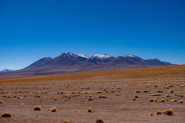 llanura del salar de Uyuni Bolivia Sur America con montañas de fondo