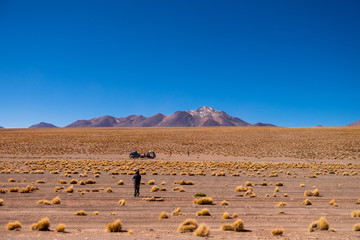 llanura del salar de Uyuni Bolivia Sur America con montañas de fondo