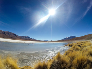 laguna del salar de Uyuni Bolivia, con un cielo despejado 