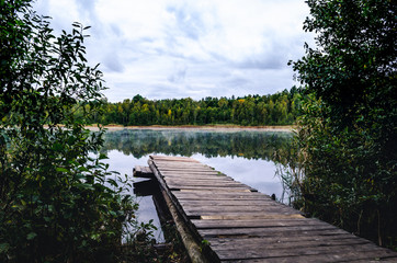 Obraz premium There is a wooden pier on the lake to which tourists tie the boat.