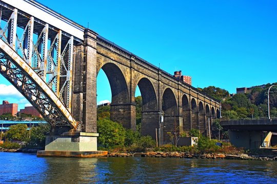 Historische Brücke aus Stahl Viadukt aus Stein