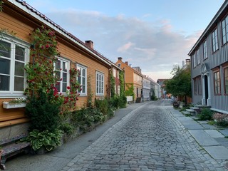 Stadt Trondheim - Norwegen Innenstadt - Reisen in Europa
bunte Häuser / Wohnhäuser an Strasse
