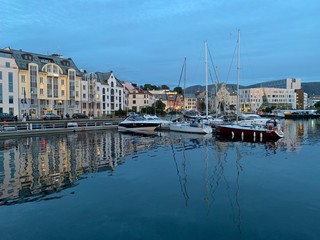 Fototapeta na wymiar Stavanger Hafen / Torget in Norwegen mit Schiffe / Segelschiffe im Abendlicht