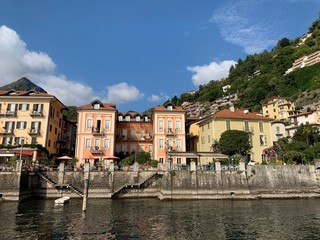 Fototapeta na wymiar Wohnhäuser am Lago Maggiore im Dorf Cannero Riviera in Italien