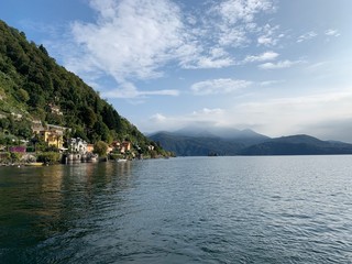 Aussicht vom Schiff auf die Stadt Cannero Riviera in Italien am Lago Maggiore