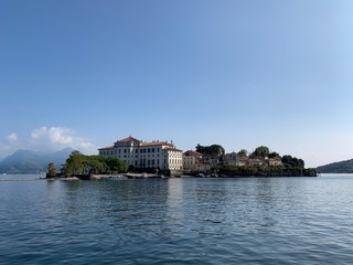 Fototapeta na wymiar die Insel mit Name Isola Bella auf dem See Lago Maggiore bei Stresa in Italien