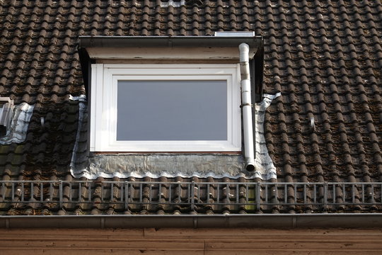 Dachgaube mit weißem Fenster