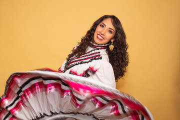 Retrato Adelita Mujer Joven tradicional mexicana traje típico 