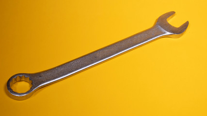 Combination wrench, this manual tool that is used to tighten bolted elements using screws or nuts with hexagonal heads mainly.
