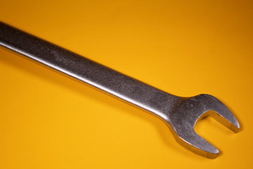 Combination wrench, this manual tool that is used to tighten bolted elements using screws or nuts with hexagonal heads mainly.