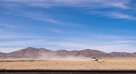 carro cruzando el salar de Uyuni Bolivia